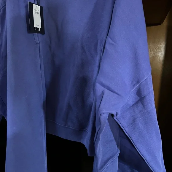 GAP Sweatsuit Jogger Set
Crop sweat top is XL
Sweat pants are size L - Picture 2 of 8